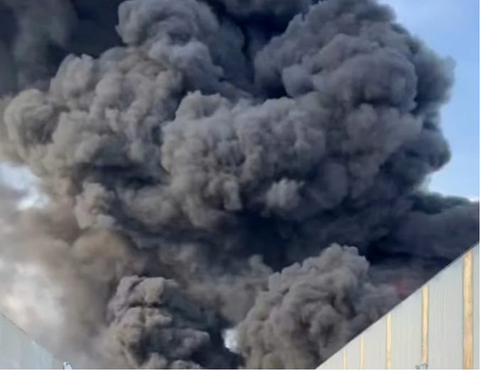 鞋廠突發（fā）大火，黑煙升起數十米！始祖鳥正式成（chéng）立鞋履業務部