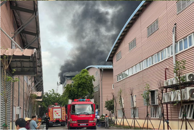 一聲巨響！鞋廠突發大火（huǒ）！出動數百名消防員（yuán）滅火（huǒ）